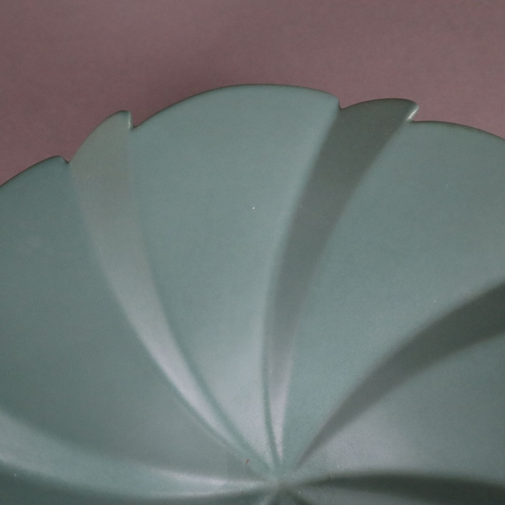 Keramikschale- Søholm, Dänemark, tannengrün glasiert, geschweifte Form auf rundem Standfuß, unterse - Bild 4 aus 6
