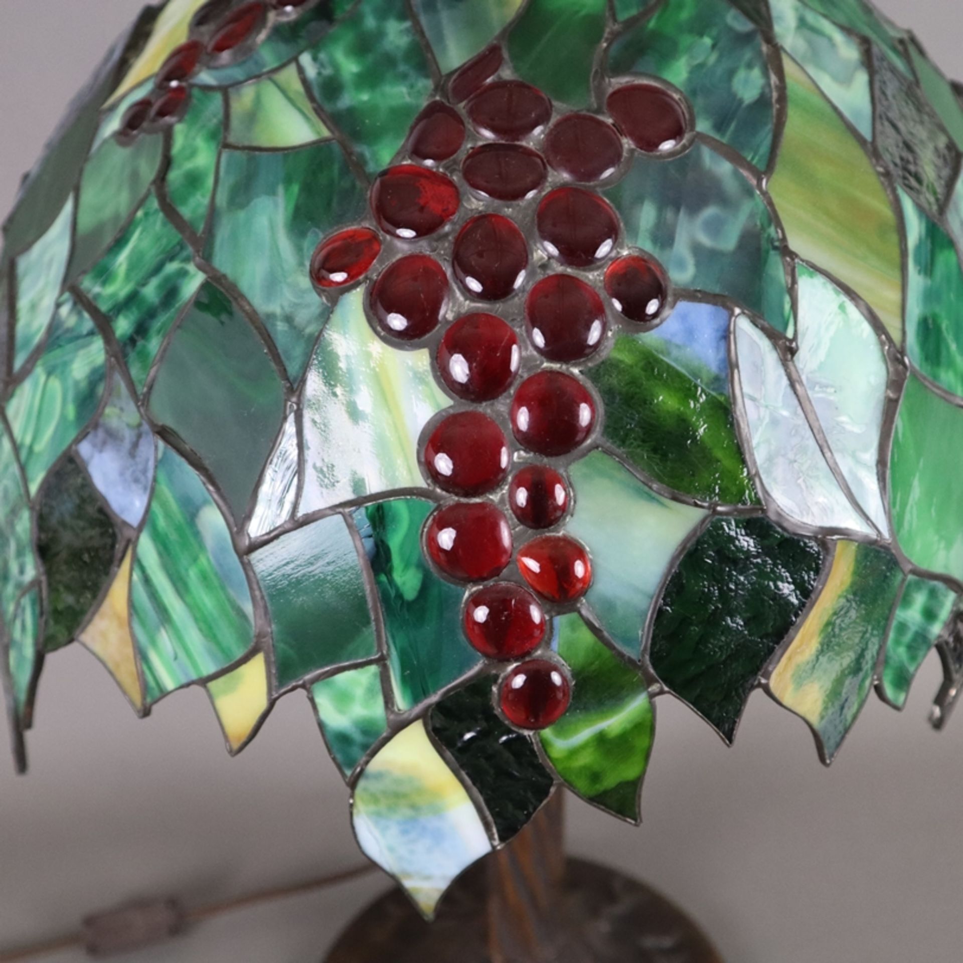 Tischlampe im Tiffany-Stil - 20. Jh., Metallschaft in Form eines Baumstammes, bronzefarben gefasst, - Bild 3 aus 12