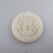 Runde Jadeplakette mit archaisierendem Drachenmotiv - China, weiße Jade, durchbrochen gearbeitet un