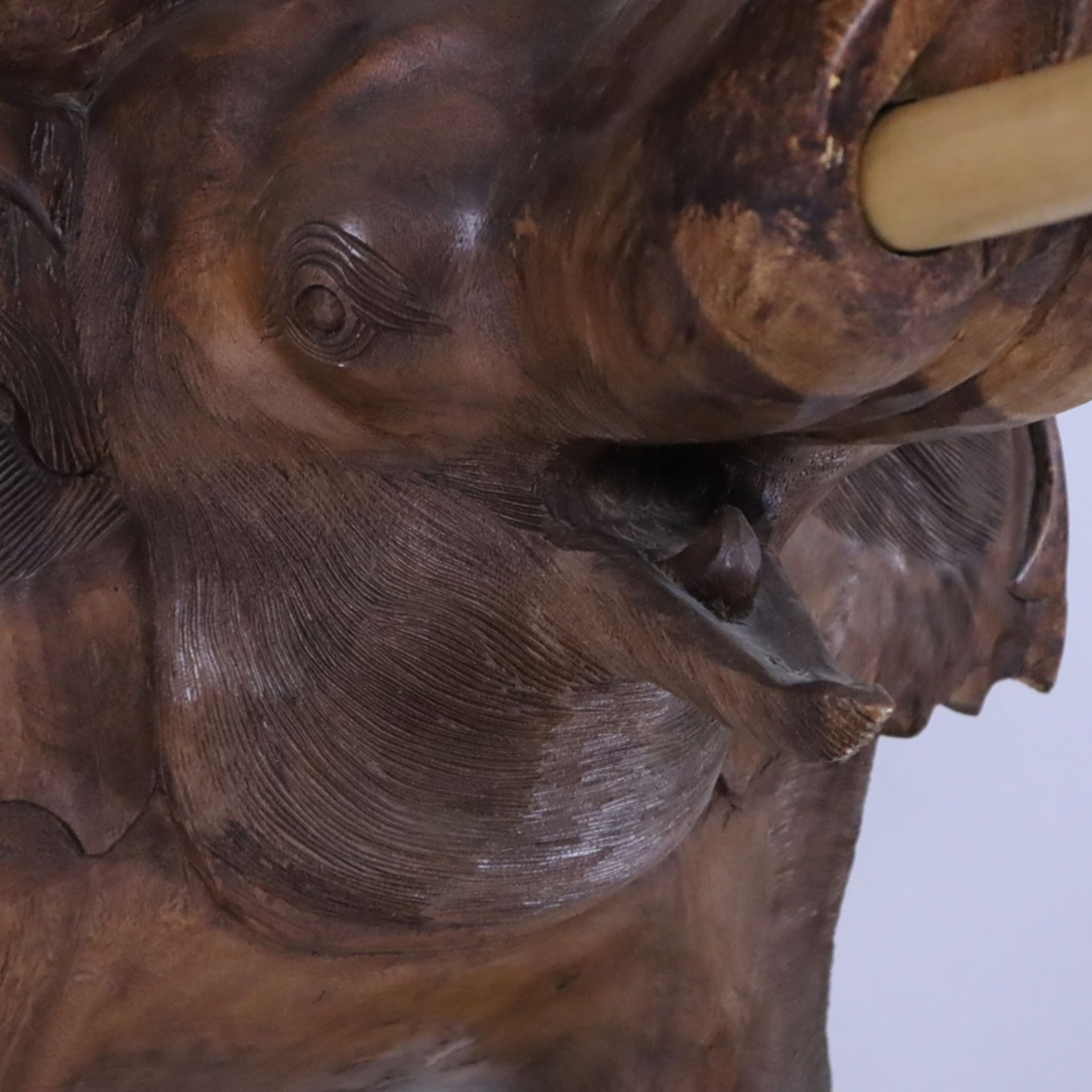 Elefantenstuhl - 20.Jh., Holz, aus einem Stück geschnitzt, Sitzfläche auf dem Rücken eines Elefante - Bild 5 aus 11