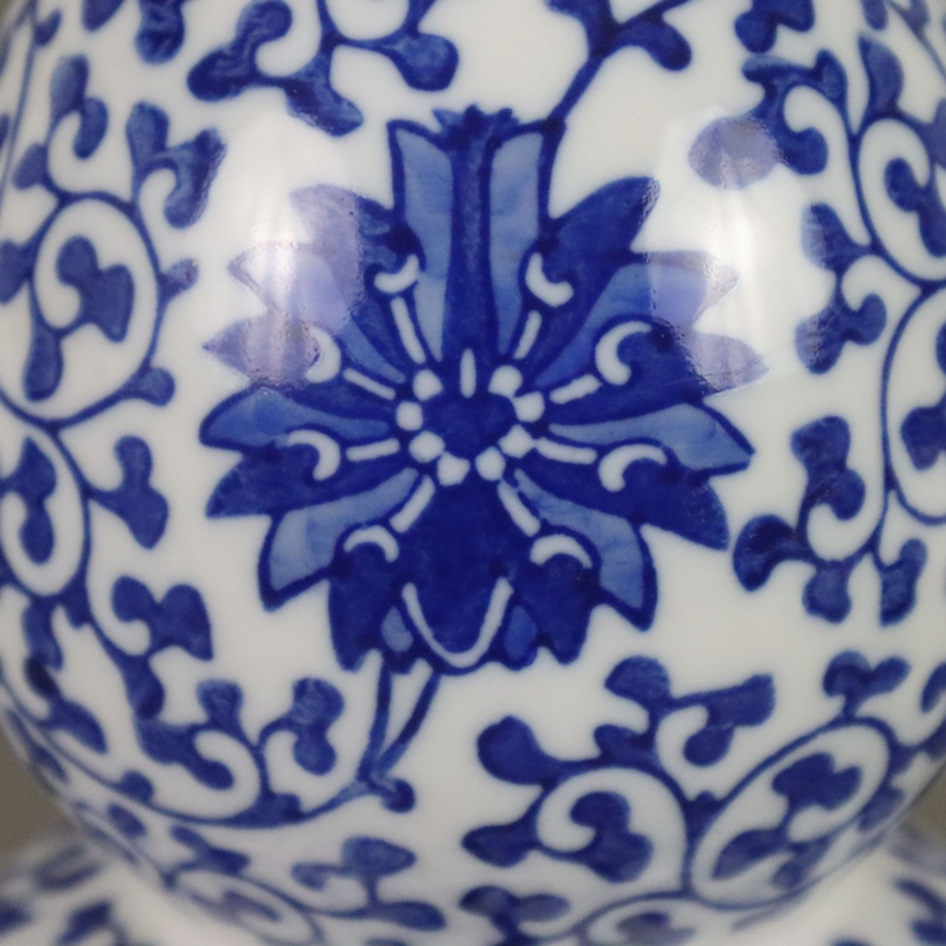 Doppelkürbisvase - China 20.Jh., Porzellan, Dekor mit mäandrierenden Lotosranken in Unterglasurblau - Image 3 of 8