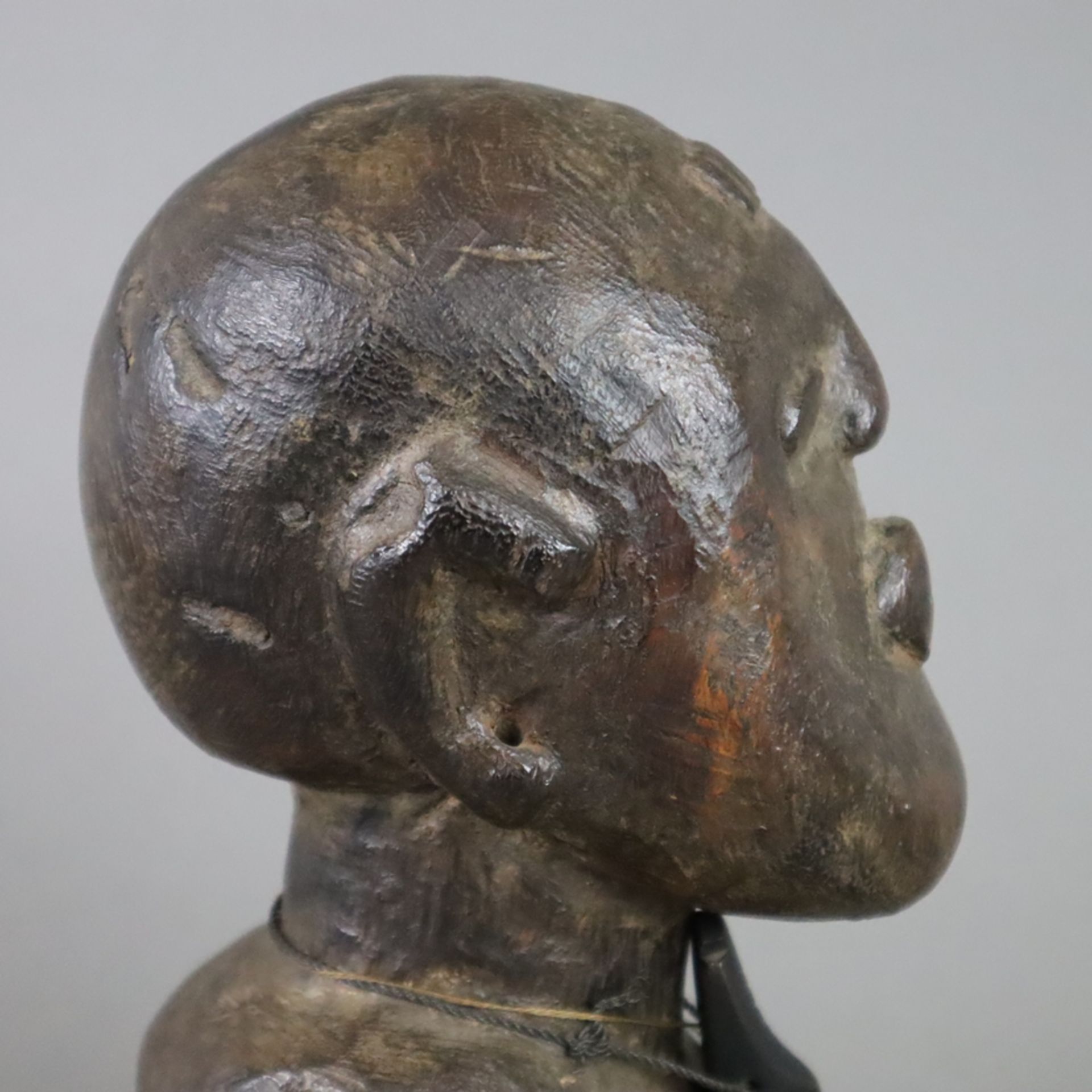 Afrikanische Fruchtbarkeitsfigur - Holz, geschnitzt, stilisierte weibliche Figur, H. ca. 25,5 cm, ä - Bild 3 aus 8