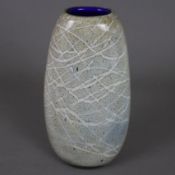 Studioglas-Vase - um 1970er Jahre, kobaltblauer Unterfang, außen grau-beige meliert, farbloser Über