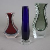 Drei Sommerso-Vasen - Murano, Italien, 20.Jh., blaues, rotes und turmalinfarbenes Glas mit Klarglas
