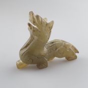 Jade-Figur eines Bixie - China, im Stil der Han-Zeit, Mischwesen aus Löwe und Drache, seladonbraune