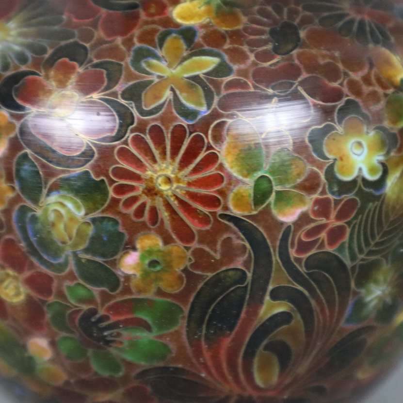 Cloisonné-Vase - Japan, Meiji-Zeit, kleine Langhalsvase mit gebauchter Wandung, polychromer Zellens - Bild 5 aus 8