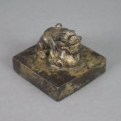 Figürlicher schwerer Bronzestempel mit Siegelschrift - China, rechteckige Stempelfläche mit Schrift