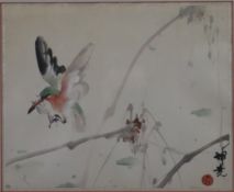 Eisvogel mit Fisch im Anflug auf einen Ast -China, wohl Farbholzschnitt, signiert und gesiegelt, un