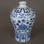 Blau-Weiß Vase in Meiping-Form - China, Porzellan, Bemalung in Unterglasurblau mit blühenden Ranken