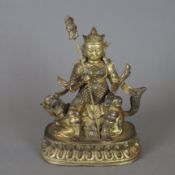 Figur des Vaishravana - tibeto-chinesisch, Bronzelegierung, teils vergoldet, der Schutzgott sitzt s