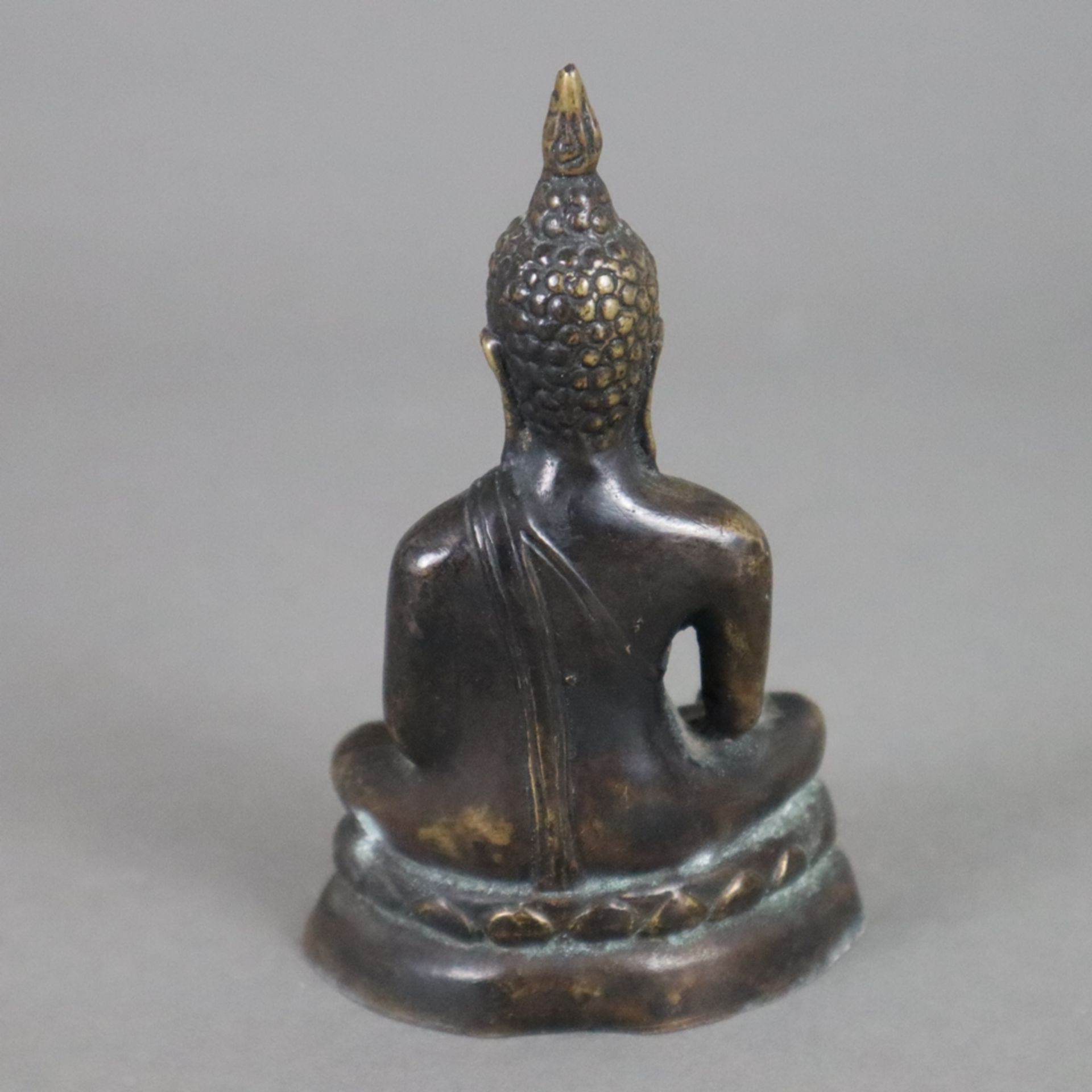 Buddha Maravijaya - Thailand, Bronzelegierung, braun patiniert, in paryankasana auf einem Lotossock - Bild 5 aus 6