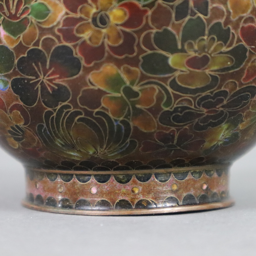 Cloisonné-Vase - Japan, Meiji-Zeit, kleine Langhalsvase mit gebauchter Wandung, polychromer Zellens - Bild 7 aus 8
