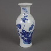 Balustervase - China, krakelierte Glasur des guan-yao -Typus, Drachenmotiv in Blau mit Abrieb, eing