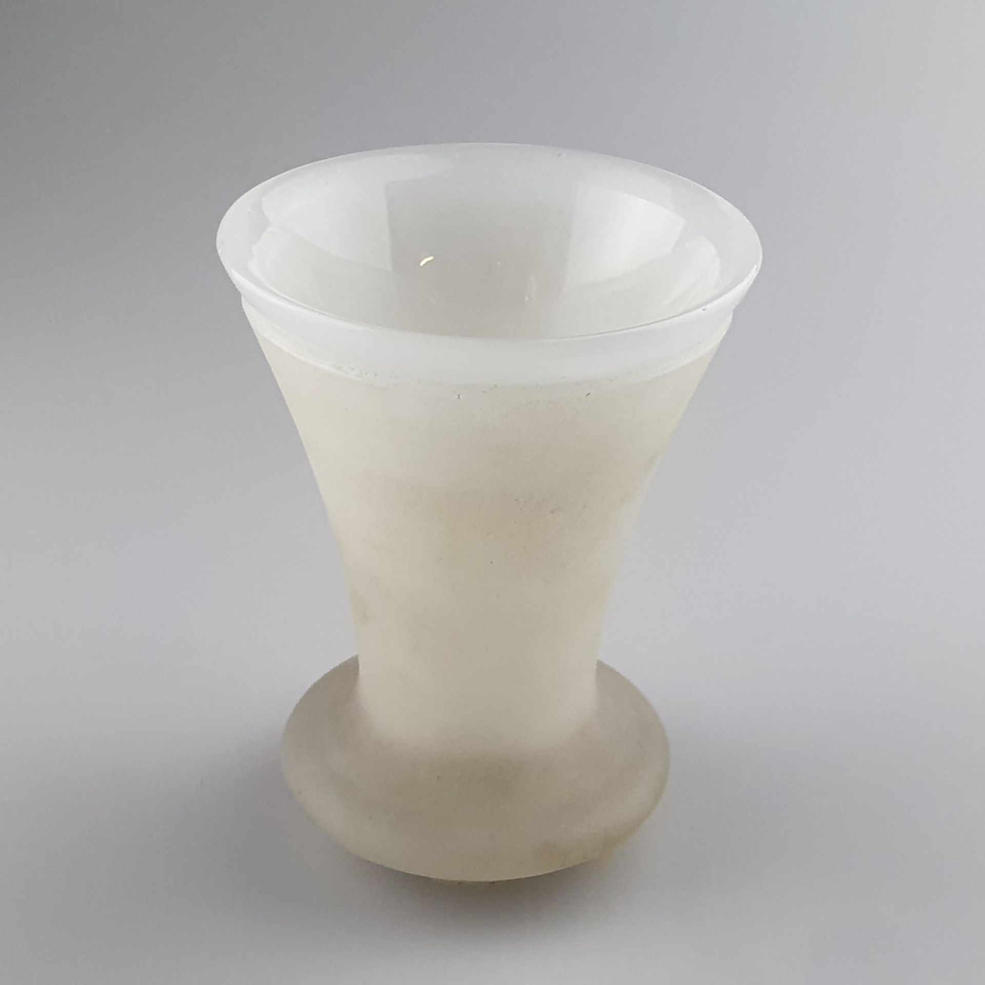 Biedermeier-Glasbecher mit floralem Zierdeckel und Untersatz aus Silber - Fa. Mayerhofer & Klinkosc - Image 4 of 13