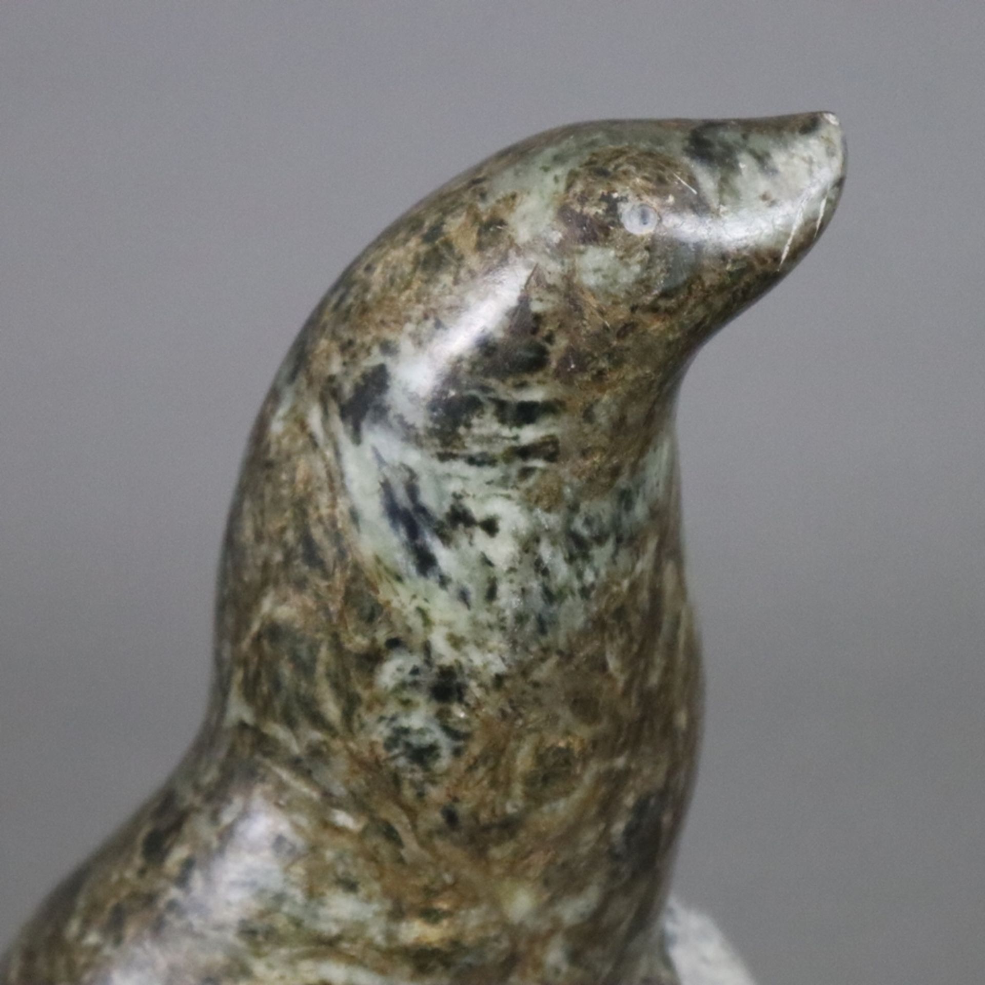 Tierskulptur "Seehund" - grau-brauner Stein, geschnitzt, leicht stilisierte Darstellung eines Seehu - Bild 5 aus 6