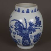 Blau-weiße Vase - China, frühe Qing-Dynastie, Porzellan, umlaufend in Unterglasurblau bemalt mit Bl