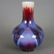 Vase mit Flambé- Glasur - China, geflammte-Glasur in Weiß, Ochsenblutrot und Blau, innen weiß, Mark