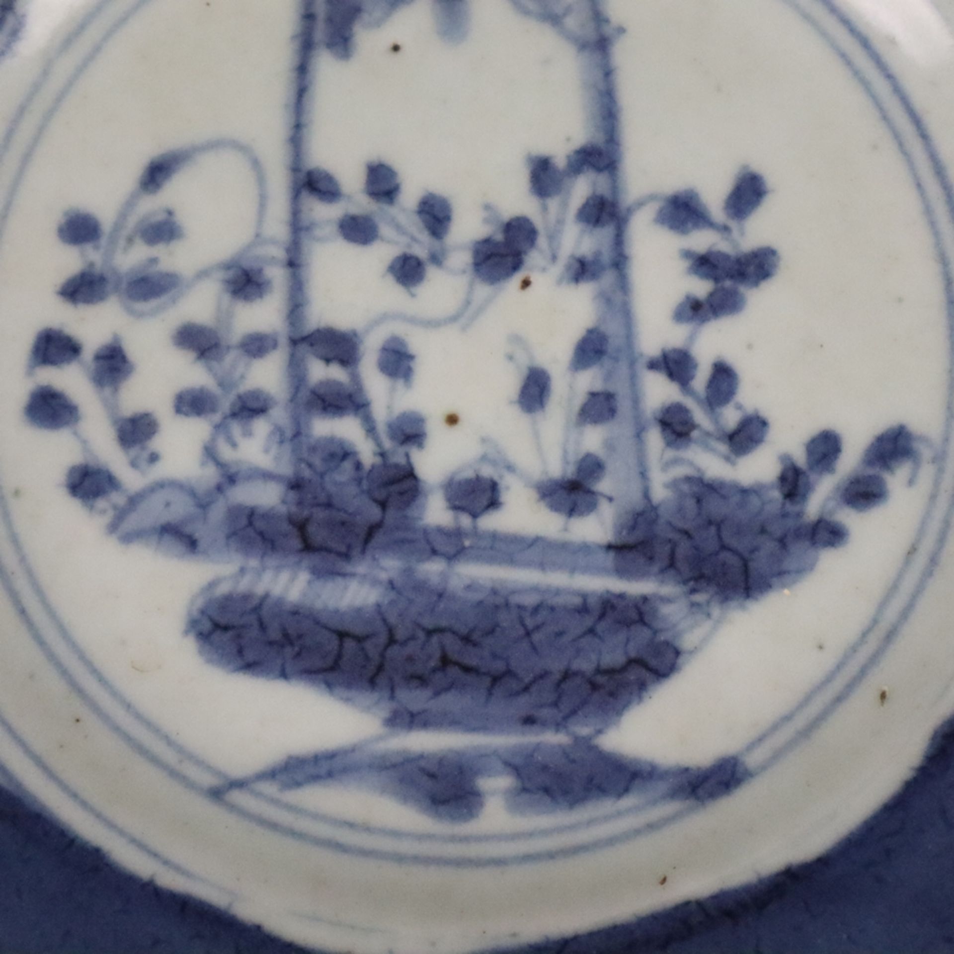Kleiner Teller - China, Qing-Dynastie, Porzellan mit blauem Dekor in Unterglasurblau, im Spiegel Ko - Image 4 of 6