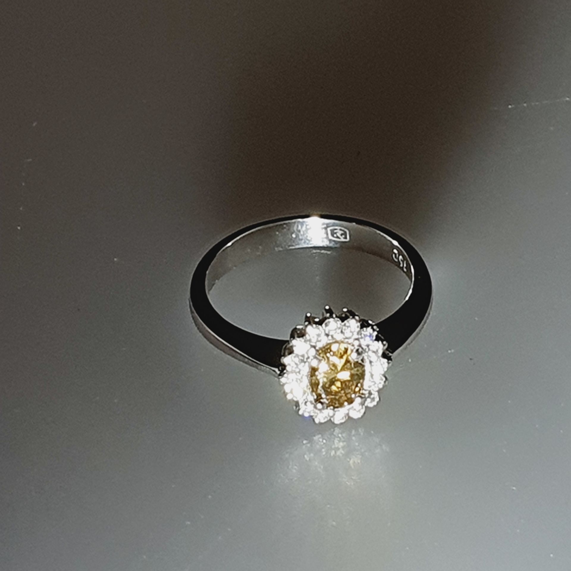 Zierlicher Diamantring - Weißgold 750/000, gestempelt, zentraler Diamant im Ovalschliff von 0,51 ct - Bild 6 aus 6