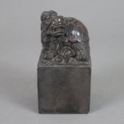 Figürlicher Bronzestempel - China, dunkelbraun patiniert, quadratischer Siegelstein mit sechs relie