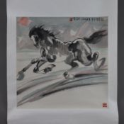 Chinesisches Rollbild -Liu, Chunhua (geb. 1944)- Galoppierendes Pferd in Landschaft, Tusche und lei