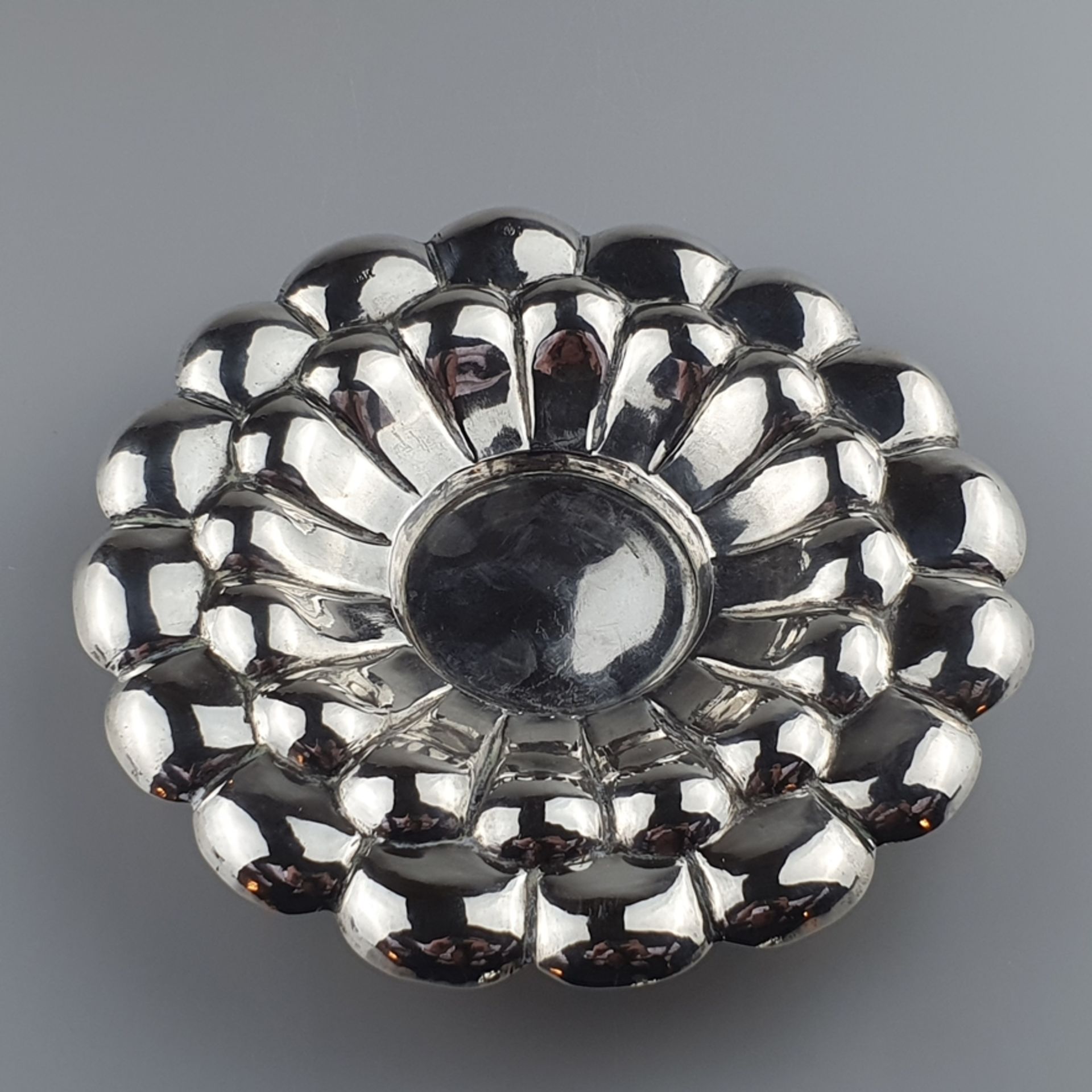 Biedermeier-Glasbecher mit floralem Zierdeckel und Untersatz aus Silber - Fa. Mayerhofer & Klinkosc - Image 7 of 13
