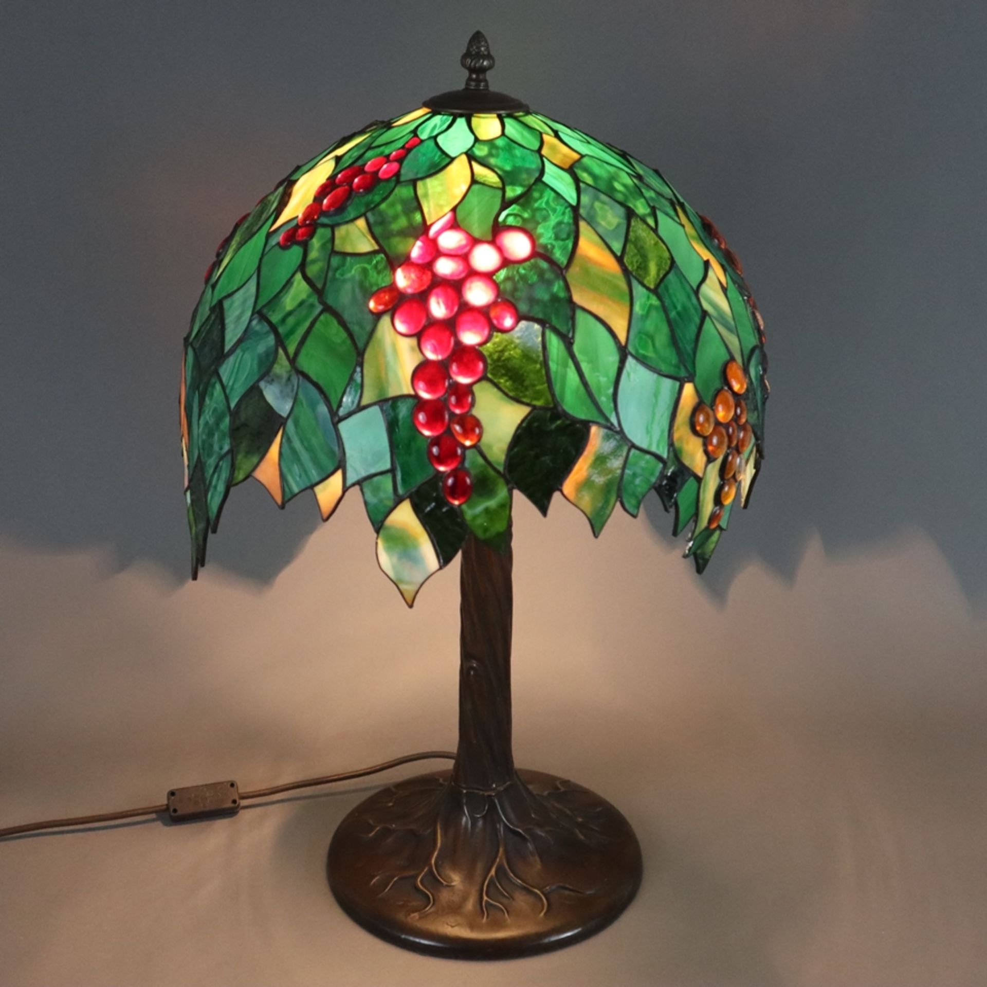 Tischlampe im Tiffany-Stil - 20. Jh., Metallschaft in Form eines Baumstammes, bronzefarben gefasst, - Bild 12 aus 12