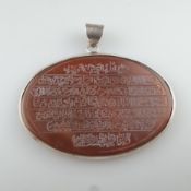 Achatanhänger in Silberfassung - ovale Achatplakette mit geschnittener kalligraphischer Inschrift (