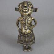 Stehende Figur -wohl Benin, Bronze, teils braun patiniert, kleine Figur mit markanten stark überzei