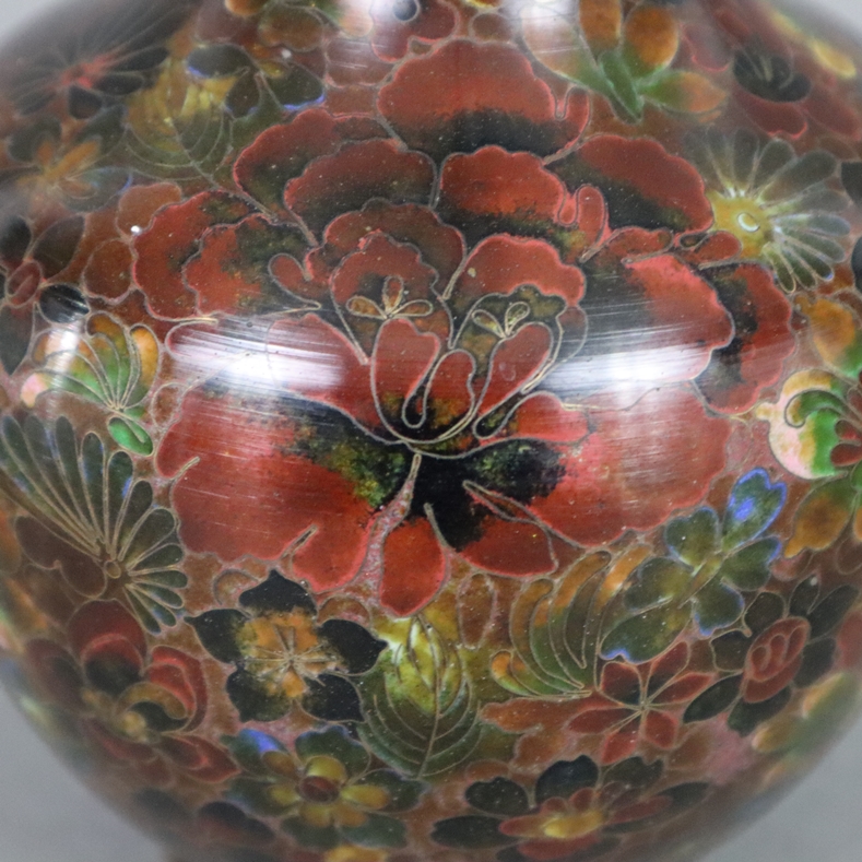 Cloisonné-Vase - Japan, Meiji-Zeit, kleine Langhalsvase mit gebauchter Wandung, polychromer Zellens - Bild 4 aus 8