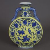 Mond-/Pilgerflasche - China, Porzellan mit Blaumalerei auf gelbem Grund, abgeflachte Flaschenform m