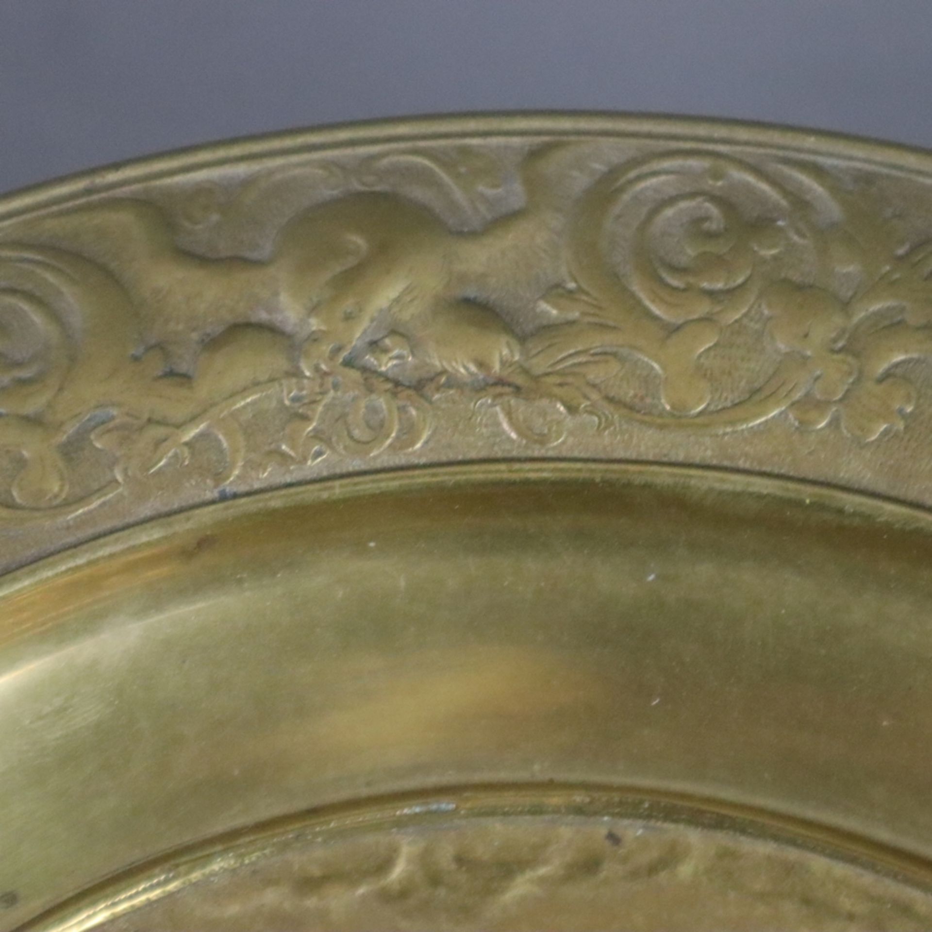 Tafelaufsatz - 19. Jh., Messingteller auf Bronzefuß, im Spiegel Reliefszene mit olympischem Götterm - Bild 6 aus 12