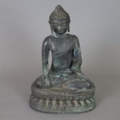 Figur des sitzenden Buddha Shakyamuni - Bronze, China, im Meditationssitz auf einem doppelten Lotos