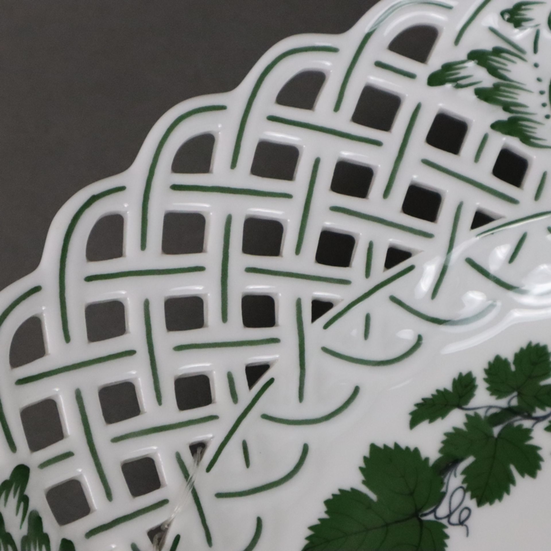 Zierteller - Meissen, Porzellan, Weinlaubdekor in Grün und Schwarz, runde Form mit durchbrochen gea - Image 4 of 5