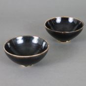 Ein Paar Koppchen / Teeschalen - China, Jian-Ware, Steinzeugscherben, auf niedrigem Fußring, fein g