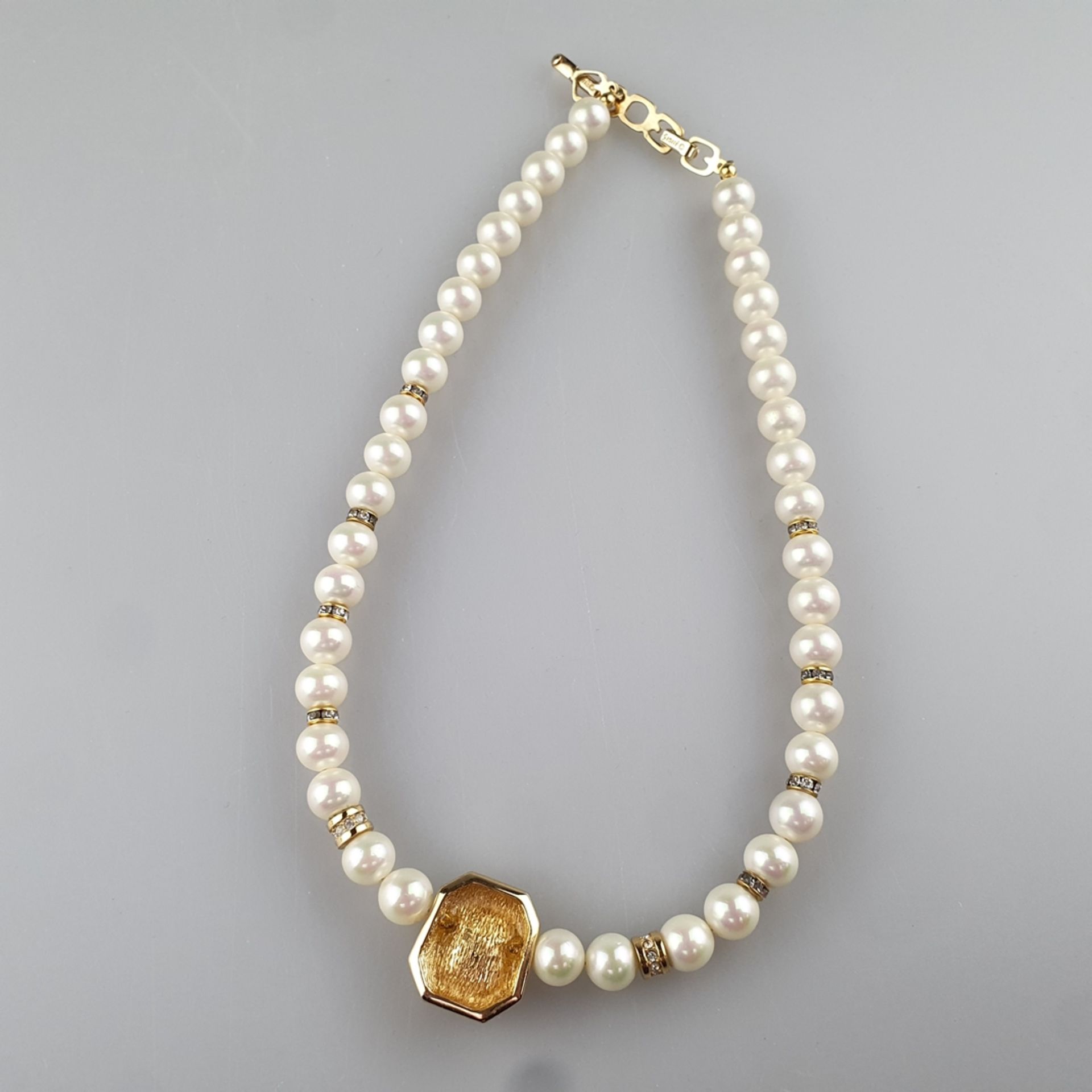 Vintage-Perlencollier - Henkel & Grosse (Pforzheim), goldfarbenes Metall, Kunstperlen von 6 mm-Dm.  - Bild 6 aus 6