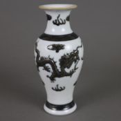 Balustervase - China, Porzellan, krakelierte Glasur des ge-yao -Typus, reliefierte Drachenmotive, F