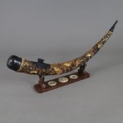 Opiumpfeife aus Horn - China, nach 1900, Horn / Holz, fein geschnitzt mit den San Xing-Gottheiten s