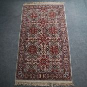 Orientteppich - Türkei, 2. Hälfte 20. Jh., Wolle, beigegrundig, geometrisches und florales Muster, 