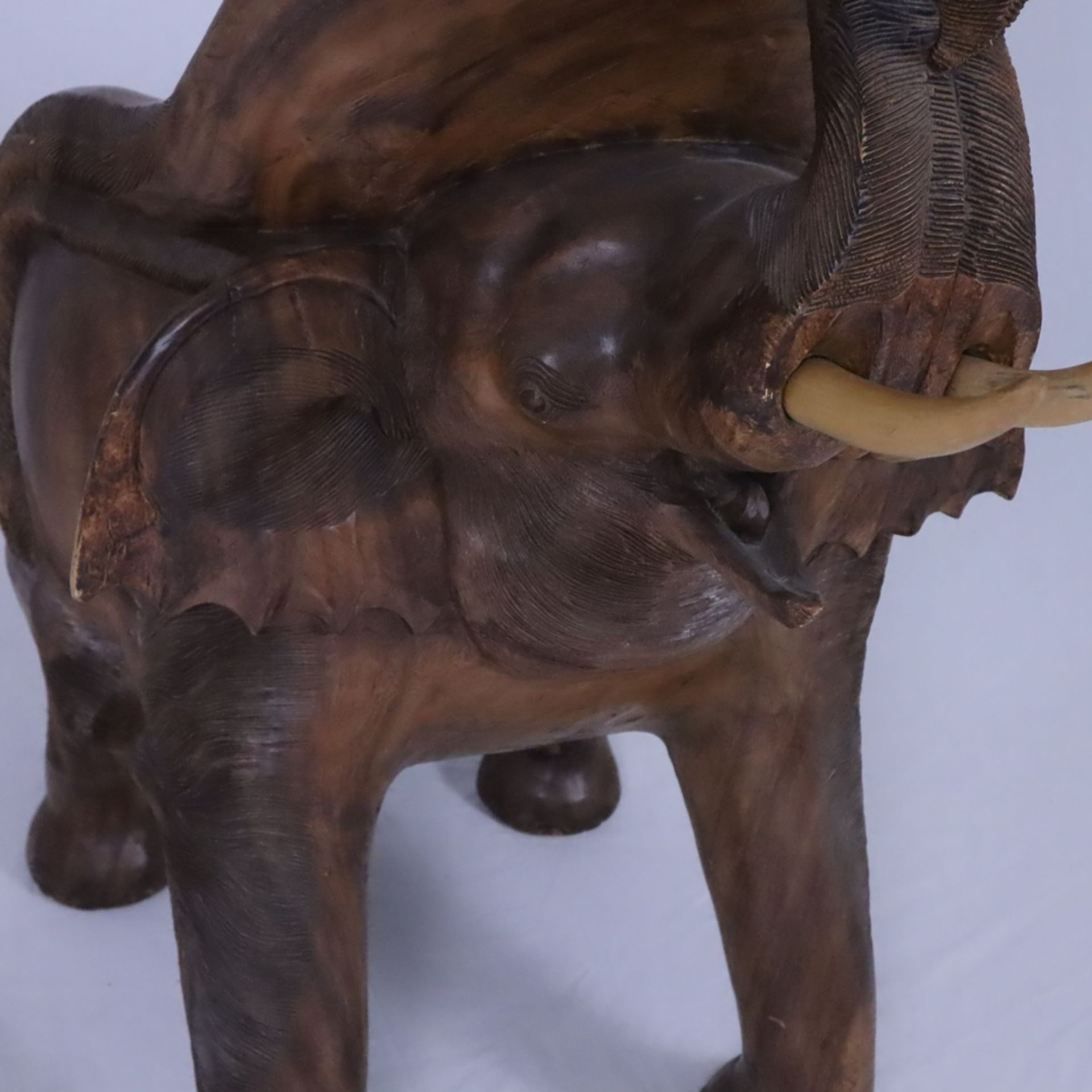 Elefantenstuhl - 20.Jh., Holz, aus einem Stück geschnitzt, Sitzfläche auf dem Rücken eines Elefante - Bild 4 aus 11