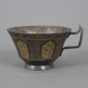 Goldtauschierte Henkeltasse - Indien, Moghul-Zeit, 18./19. Jahrhundert, Eisen, umlaufend feiner Flo