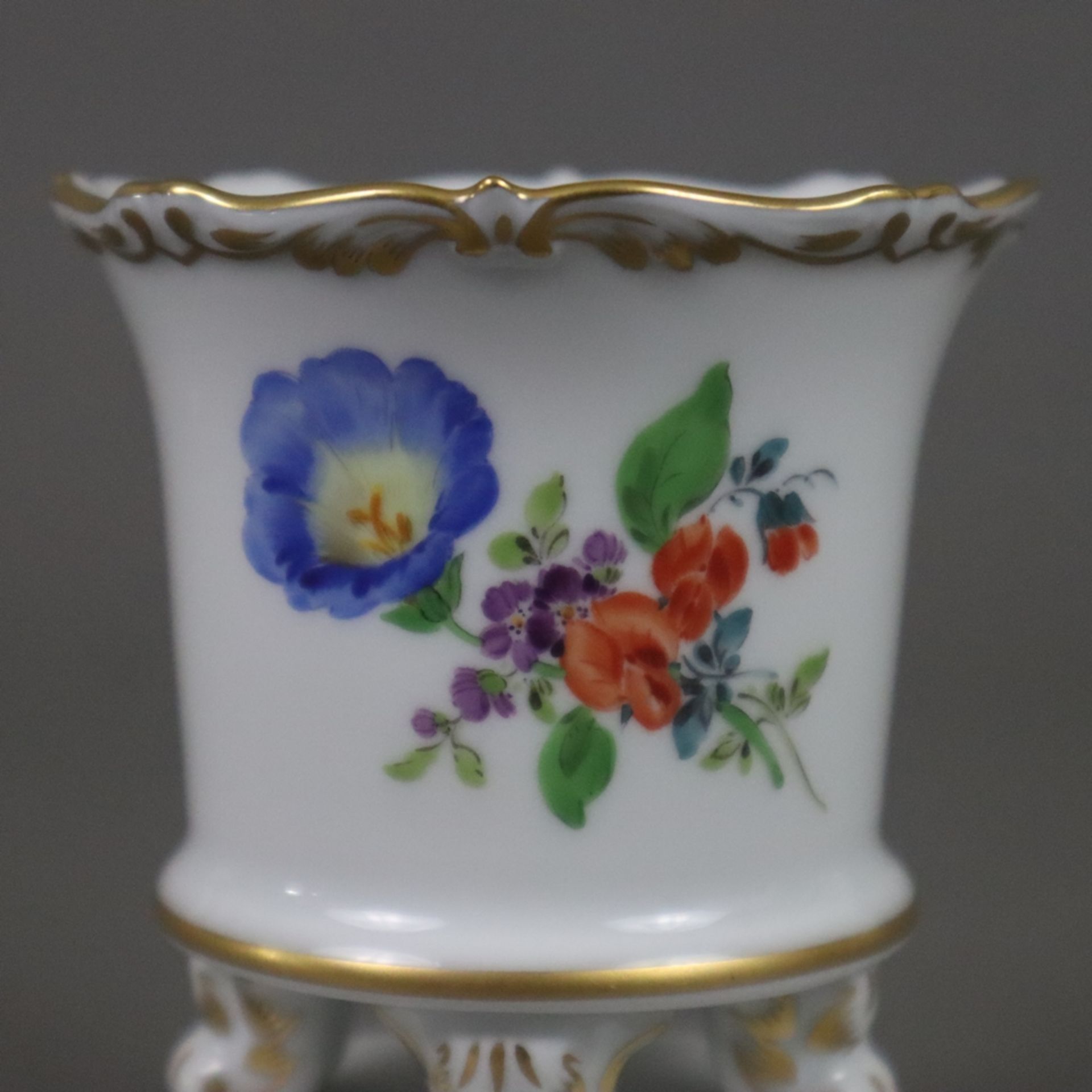 Miniaturvase - Meissen, Porzellan, polychrome Blumenmalerei, Goldstaffage, zylindrischer Körper mit - Image 3 of 6