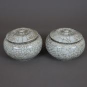 Zwei Deckelschalen - China, Porzellan mit craquelierter Glasur im Stil der Guan-Ware, China, H. ca.