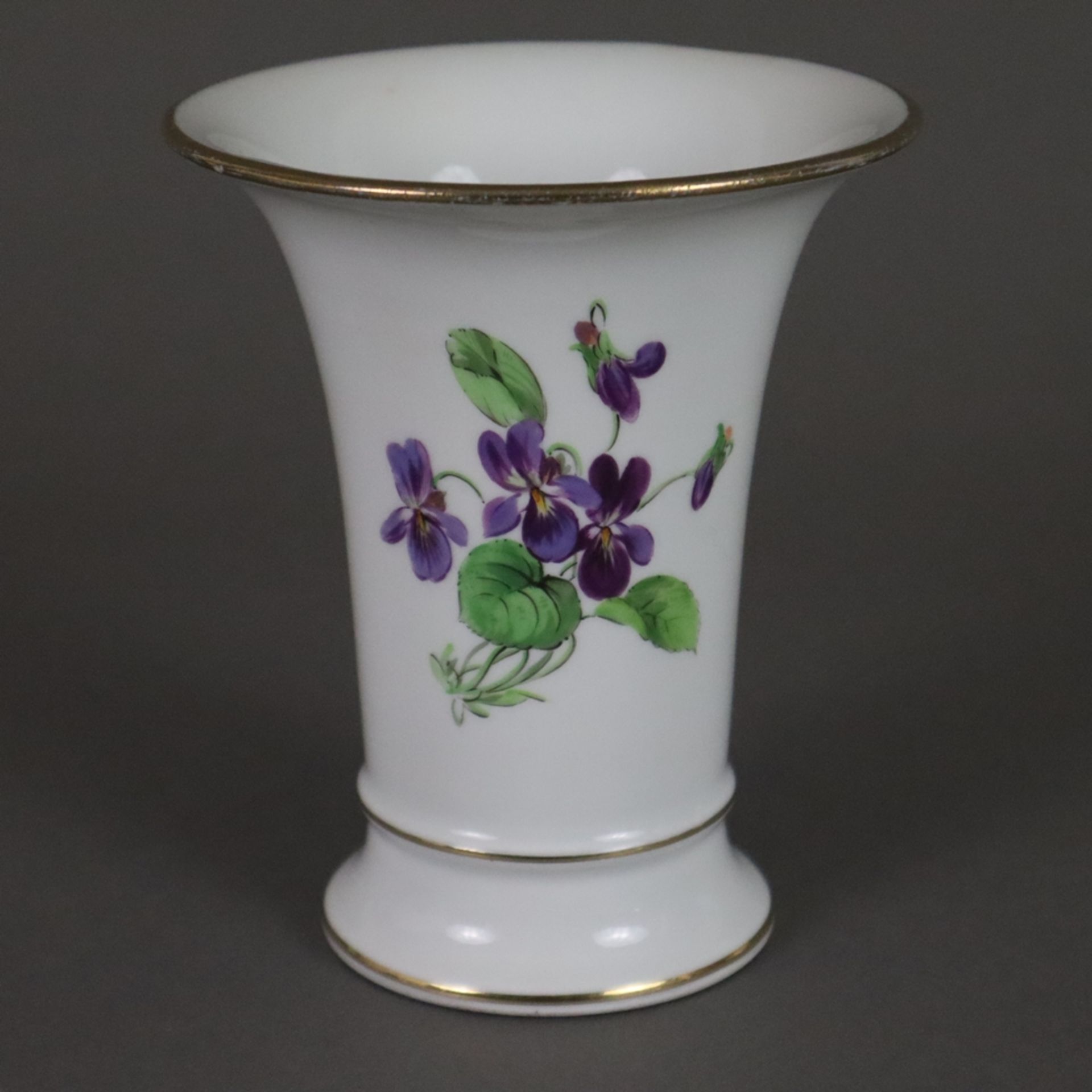 Trichtervase - Meissen, Porzellan, polychrome Blumenmalerei, Goldakzente, Form "Neuer Ausschnitt",