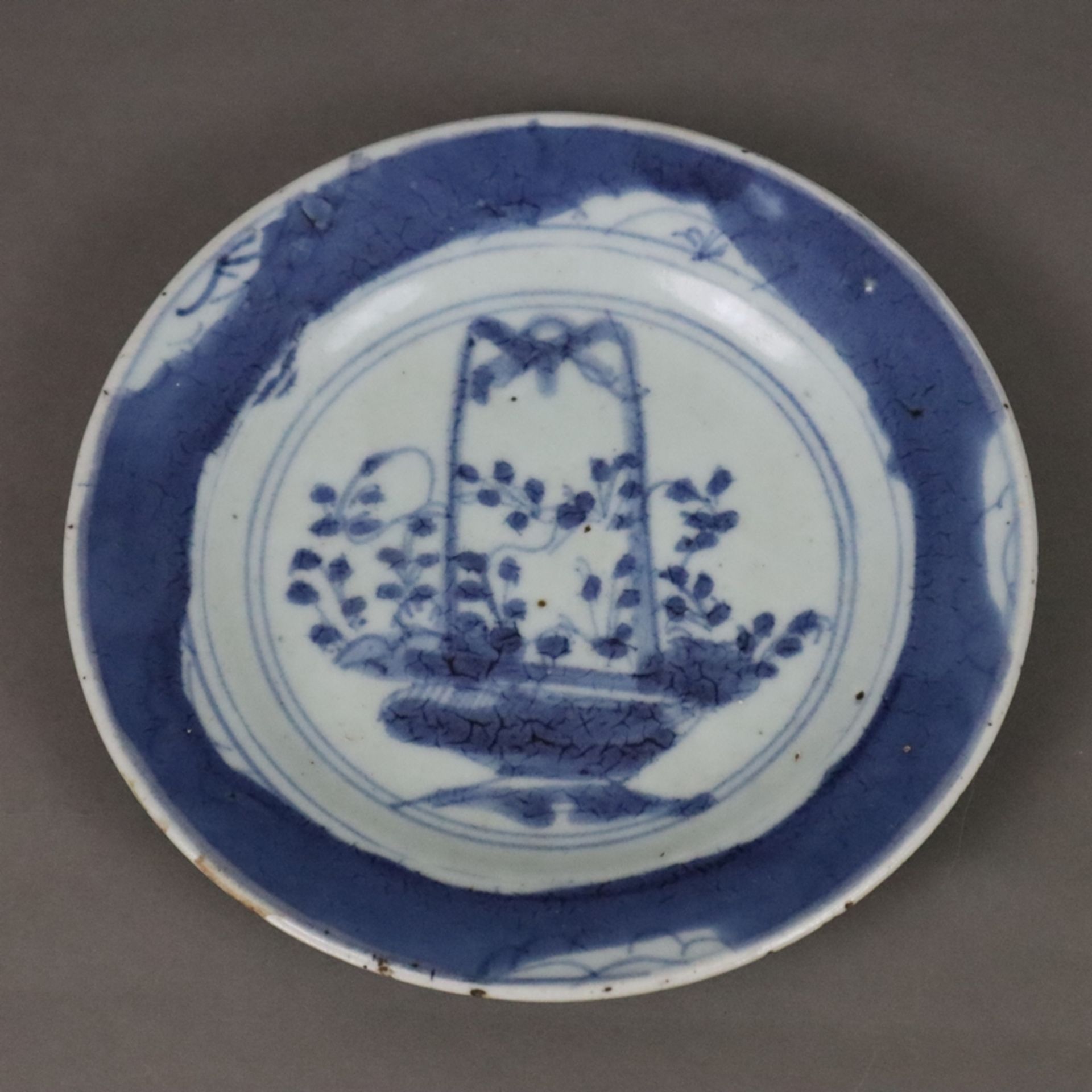 Kleiner Teller - China, Qing-Dynastie, Porzellan mit blauem Dekor in Unterglasurblau, im Spiegel Ko