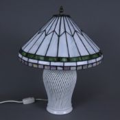 Tischlampe im Tiffany-Stil - weißer Porzellanfuß in Vasenform, konischer Schirm aus farbigem Glas m