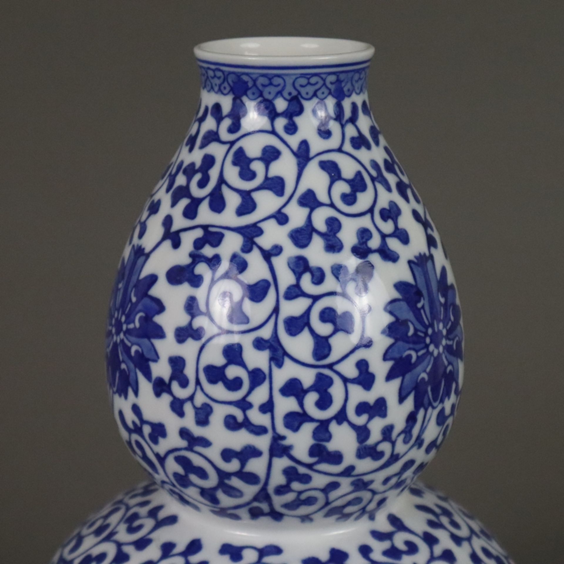 Doppelkürbisvase - China 20.Jh., Porzellan, Dekor mit mäandrierenden Lotosranken in Unterglasurblau - Image 5 of 8
