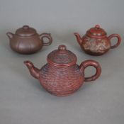 Konvolut Teekannen - China, drei kleine Zisha-Teekannen aus Yixing, dunkel/rotbraun, mit Drachenmot