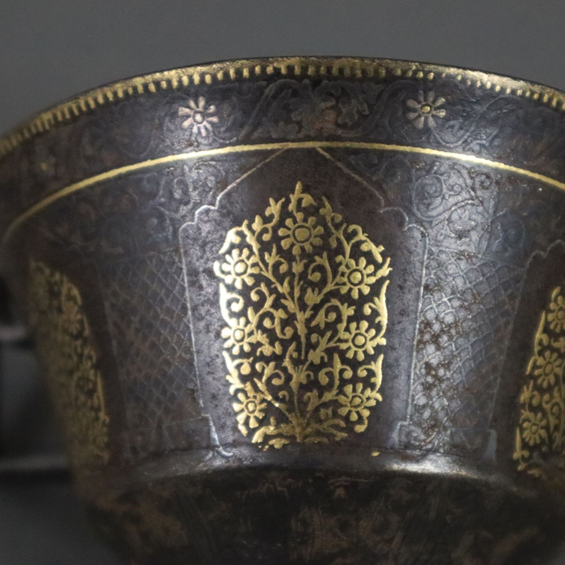 Goldtauschierte Henkeltasse - Indien, Moghul-Zeit, 18./19. Jahrhundert, Eisen, umlaufend feiner Flo - Bild 7 aus 9