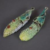 Ein Paar Zierobjekte - China 20.Jh., Bittermelonen aus Keramik, naturalistische Ausformung mit Blat
